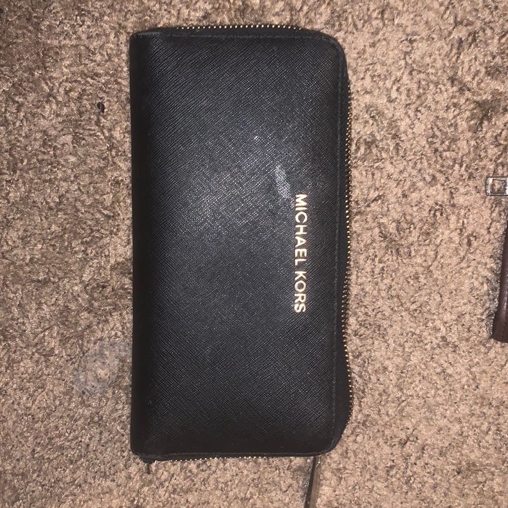 Used wallet , worked in but still very usable 10 card slot